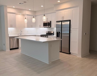 711 Winchester Drive - Photo Thumbnail 27