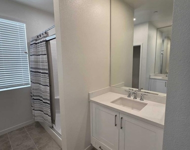 711 Winchester Drive - Photo Thumbnail 10