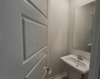 711 Winchester Drive - Photo Thumbnail 18