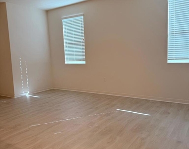 711 Winchester Drive - Photo Thumbnail 29