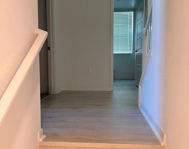 711 Winchester Drive - Photo Thumbnail 43