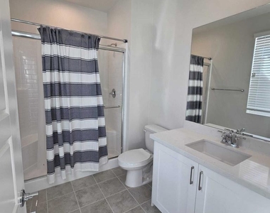 711 Winchester Drive - Photo Thumbnail 5