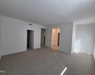 711 Winchester Drive - Photo Thumbnail 12