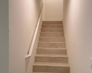 711 Winchester Drive - Photo Thumbnail 36