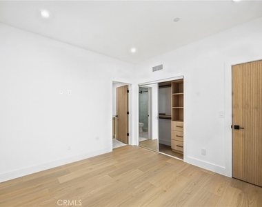 13602 Burbank Boulevard - Photo Thumbnail 12