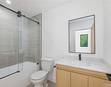 13602 Burbank Boulevard - Photo Thumbnail 10