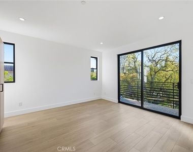 13602 Burbank Boulevard - Photo Thumbnail 7