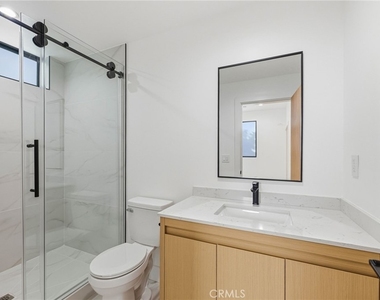 13602 Burbank Boulevard - Photo Thumbnail 13
