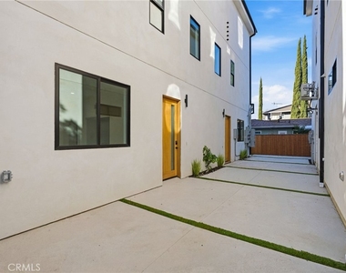 13602 Burbank Boulevard - Photo Thumbnail 2