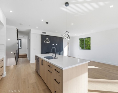 13602 Burbank Boulevard - Photo Thumbnail 4