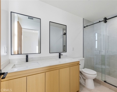 13602 Burbank Boulevard - Photo Thumbnail 8