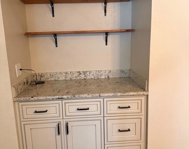320 N Civic Dr - Photo Thumbnail 7