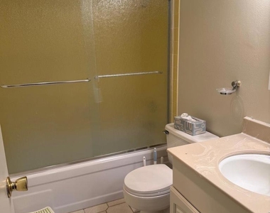 320 N Civic Dr - Photo Thumbnail 10
