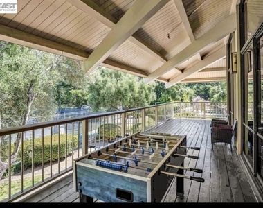 320 N Civic Dr - Photo Thumbnail 18