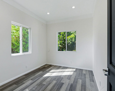 1301 Angelus Avenue - Photo Thumbnail 17
