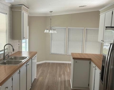 7445 Se Independence Avenue - Photo Thumbnail 4