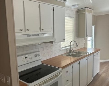7445 Se Independence Avenue - Photo Thumbnail 3