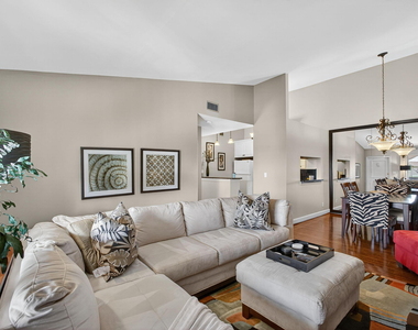 6485 Chasewood Drive - Photo Thumbnail 7