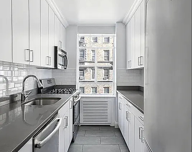 5th Avenue - Photo Thumbnail 4
