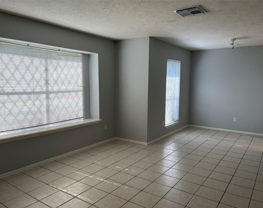 402 Oak Harbor Drive - Photo Thumbnail 1