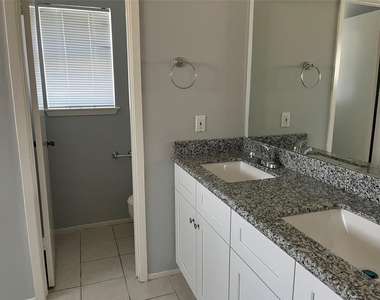 402 Oak Harbor Drive - Photo Thumbnail 22