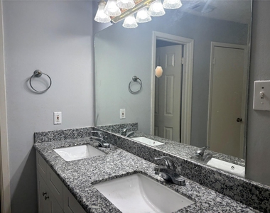 402 Oak Harbor Drive - Photo Thumbnail 2