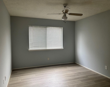 402 Oak Harbor Drive - Photo Thumbnail 4