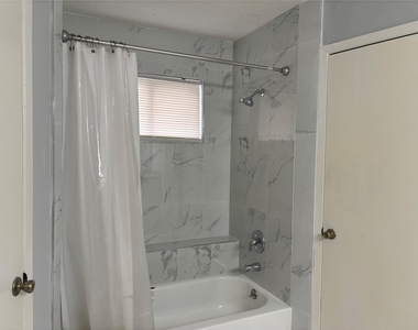 402 Oak Harbor Drive - Photo Thumbnail 21