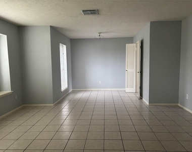 402 Oak Harbor Drive - Photo Thumbnail 3
