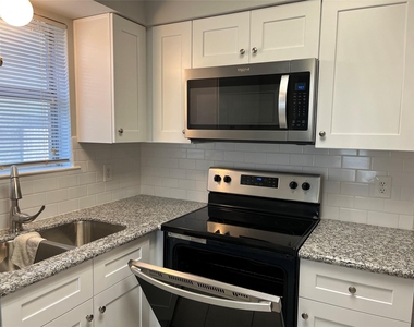 402 Oak Harbor Drive - Photo Thumbnail 12