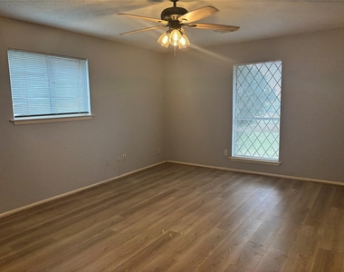 402 Oak Harbor Drive - Photo Thumbnail 17