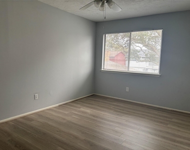 402 Oak Harbor Drive - Photo Thumbnail 5