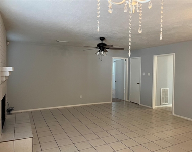 402 Oak Harbor Drive - Photo Thumbnail 8