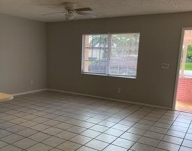 309 Sw 3rd Place - Photo Thumbnail 4