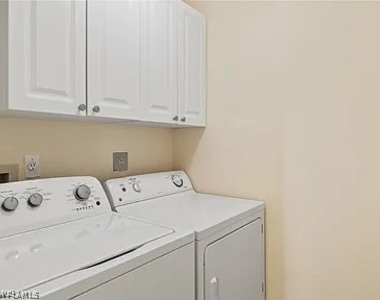 1096 Woodshire Lane - Photo Thumbnail 8