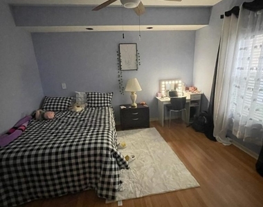 1096 Woodshire Lane - Photo Thumbnail 15