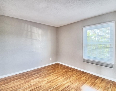 13760 Orange Sunset Drive - Photo Thumbnail 10