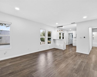 809 E Baker Street - Photo Thumbnail 5