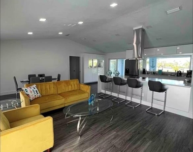 3004 Banyan Way - Photo Thumbnail 3