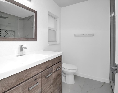3004 Banyan Way - Photo Thumbnail 12