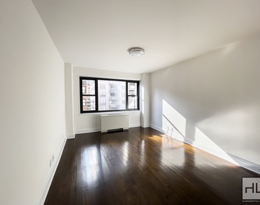 East 56 Street - Photo Thumbnail 4