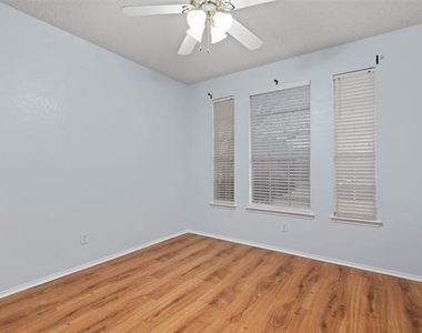 316 Leameadow Drive - Photo Thumbnail 3