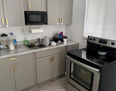 3932 Sw 12th Place - Photo Thumbnail 8