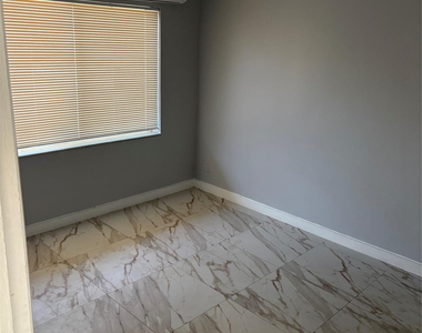 3932 Sw 12th Place - Photo Thumbnail 2