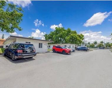 3932 Sw 12th Place - Photo Thumbnail 5