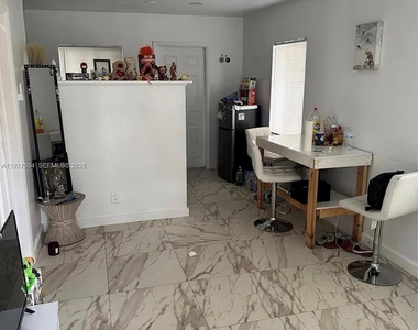 3932 Sw 12th Place - Photo Thumbnail 9