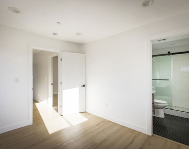 2653 Vineyard Avenue - Photo Thumbnail 4