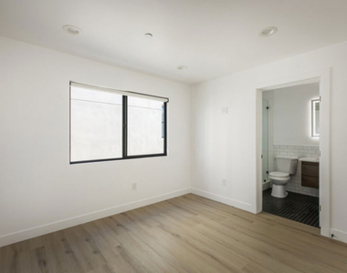 2653 Vineyard Avenue - Photo Thumbnail 6