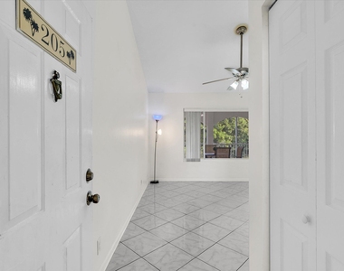 815 W Boynton Beach Boulevard - Photo Thumbnail 4