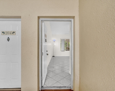 815 W Boynton Beach Boulevard - Photo Thumbnail 3